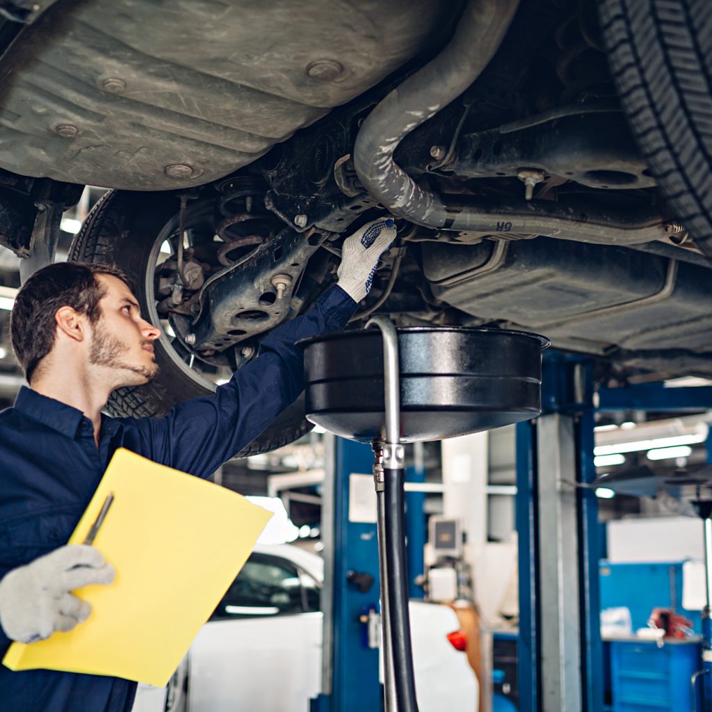 KFZ Gutachter Zentrale| auto car repair service center mechanic examining car