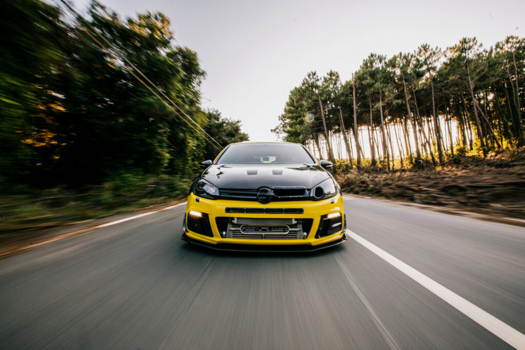 KFZ Gutachter Zentrale| yellow sport car with black autotuning highway front view